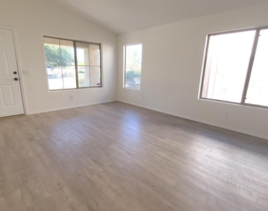 845 W Vaughn Avenue - Photo Thumbnail 5