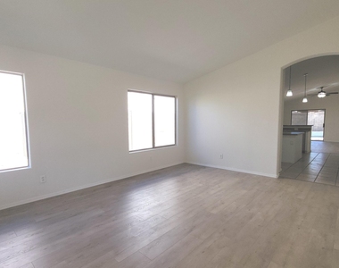 845 W Vaughn Avenue - Photo Thumbnail 3