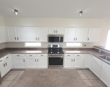 845 W Vaughn Avenue - Photo Thumbnail 12