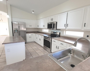 845 W Vaughn Avenue - Photo Thumbnail 11