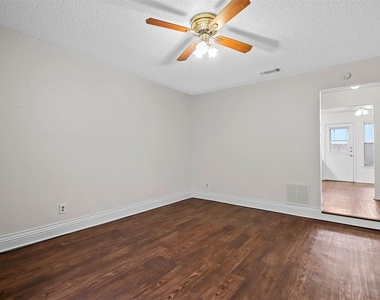 800 Bluebonnet Drive - Photo Thumbnail 3