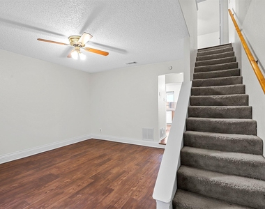 800 Bluebonnet Drive - Photo Thumbnail 2