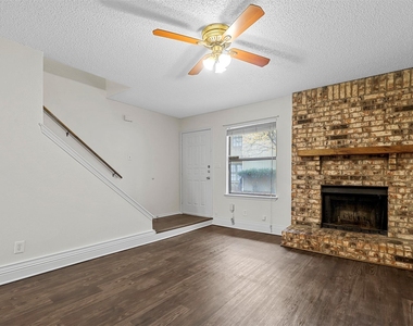 800 Bluebonnet Drive - Photo Thumbnail 4