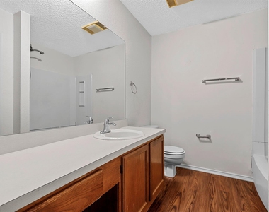 800 Bluebonnet Drive - Photo Thumbnail 9