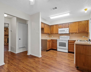 800 Bluebonnet Drive - Photo Thumbnail 6