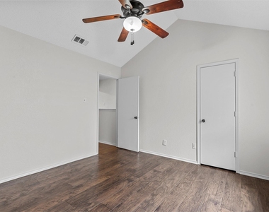 800 Bluebonnet Drive - Photo Thumbnail 15