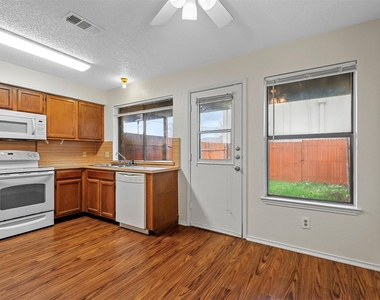 800 Bluebonnet Drive - Photo Thumbnail 5