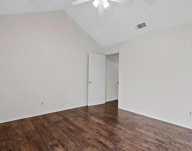 800 Bluebonnet Drive - Photo Thumbnail 13