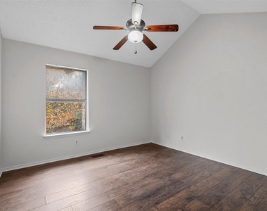 800 Bluebonnet Drive - Photo Thumbnail 14
