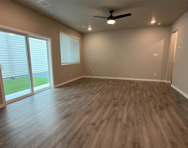 2029 Woodlawn Way - Photo Thumbnail 4