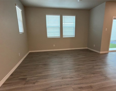 2029 Woodlawn Way - Photo Thumbnail 3