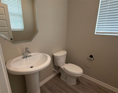 2029 Woodlawn Way - Photo Thumbnail 1