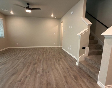 2029 Woodlawn Way - Photo Thumbnail 5
