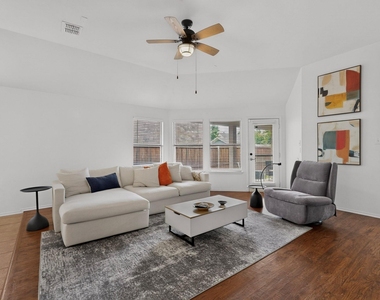 905 Lake Grove Drive - Photo Thumbnail 6
