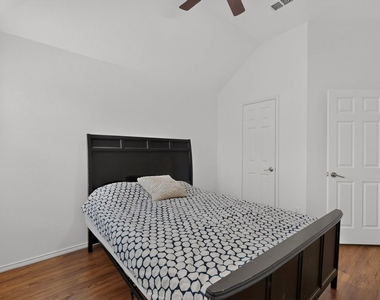 905 Lake Grove Drive - Photo Thumbnail 23