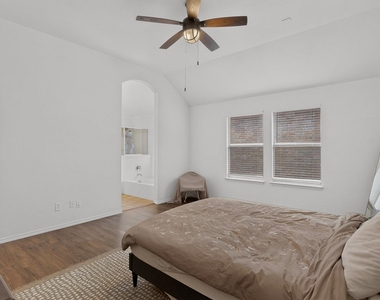 905 Lake Grove Drive - Photo Thumbnail 18