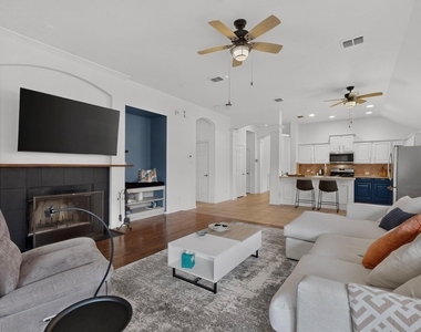 905 Lake Grove Drive - Photo Thumbnail 8