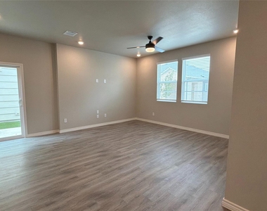 1929 Woodlawn Way - Photo Thumbnail 2