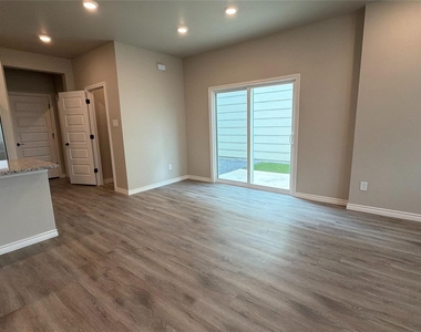 1929 Woodlawn Way - Photo Thumbnail 3