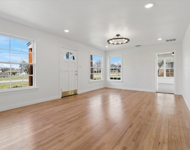 602 W Pecan Street - Photo Thumbnail 3