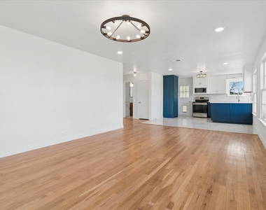 602 W Pecan Street - Photo Thumbnail 6