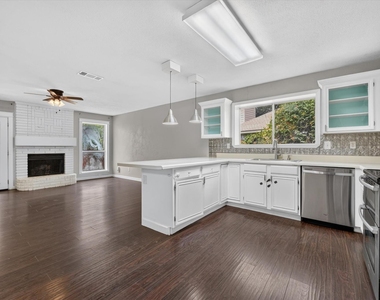 7001 Bentley Avenue - Photo Thumbnail 14