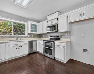 7001 Bentley Avenue - Photo Thumbnail 13