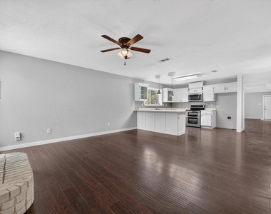 7001 Bentley Avenue - Photo Thumbnail 11