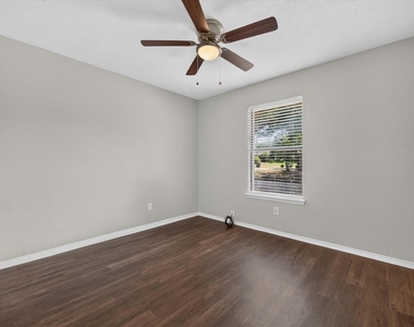 7001 Bentley Avenue - Photo Thumbnail 15