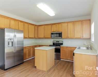 704 Perth Drive - Photo Thumbnail 3