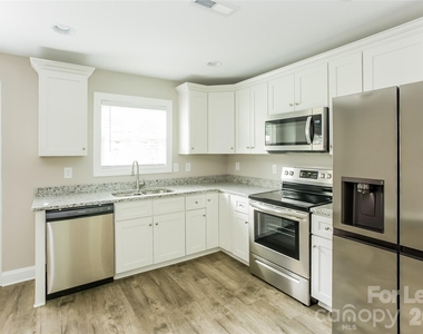 1105 Rosewood Avenue - Photo Thumbnail 3