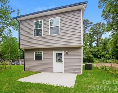 1105 Rosewood Avenue - Photo Thumbnail 13