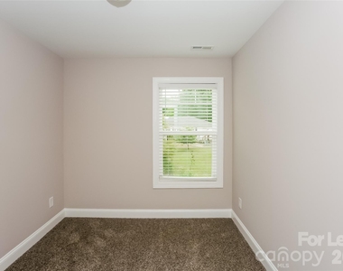 1105 Rosewood Avenue - Photo Thumbnail 9