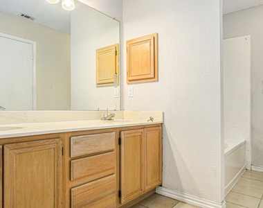6908 Bentley Avenue - Photo Thumbnail 18