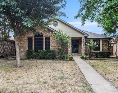6908 Bentley Avenue - Photo Thumbnail 25