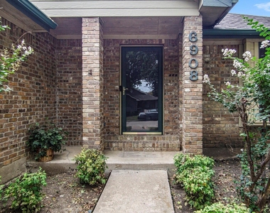 6908 Bentley Avenue - Photo Thumbnail 2
