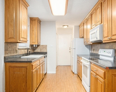 6908 Bentley Avenue - Photo Thumbnail 11