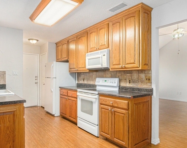 6908 Bentley Avenue - Photo Thumbnail 13