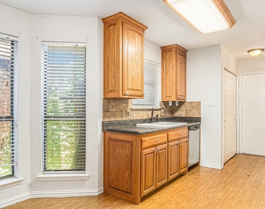 6908 Bentley Avenue - Photo Thumbnail 12