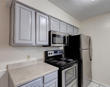 201 W Trinity Street - Photo Thumbnail 5