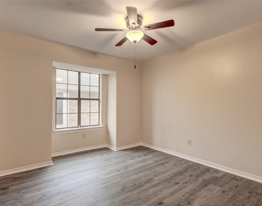 201 W Trinity Street - Photo Thumbnail 11
