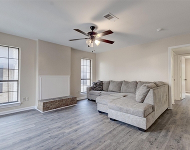 201 W Trinity Street - Photo Thumbnail 1