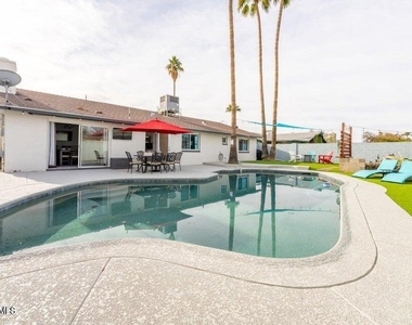 2430 E Hermosa Drive - Photo Thumbnail 11