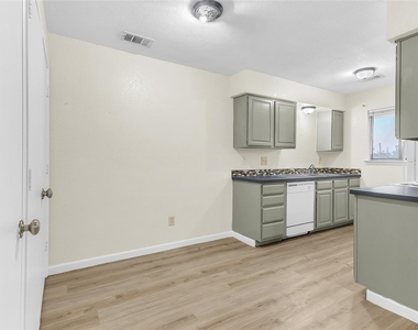 209 W Trinity Street - Photo Thumbnail 9