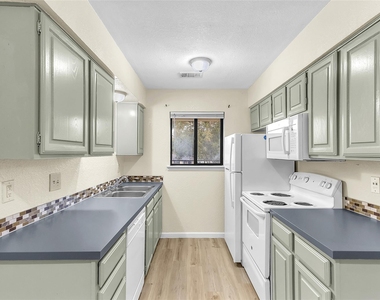 209 W Trinity Street - Photo Thumbnail 4