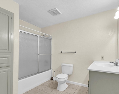 209 W Trinity Street - Photo Thumbnail 15