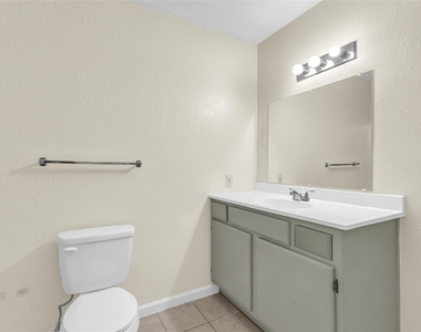 209 W Trinity Street - Photo Thumbnail 14