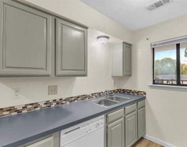 209 W Trinity Street - Photo Thumbnail 7