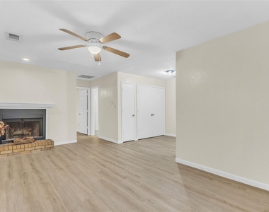 209 W Trinity Street - Photo Thumbnail 3