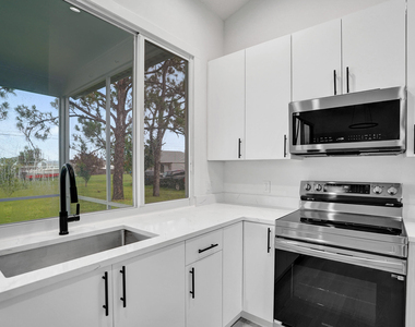 1237 Sw Edinburgh Drive - Photo Thumbnail 11